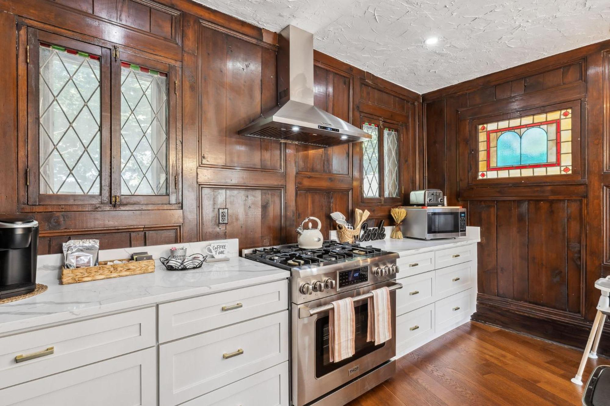 Enchanted Castle - Your Royal Getaway Awaits Cleveland Exteriör bild