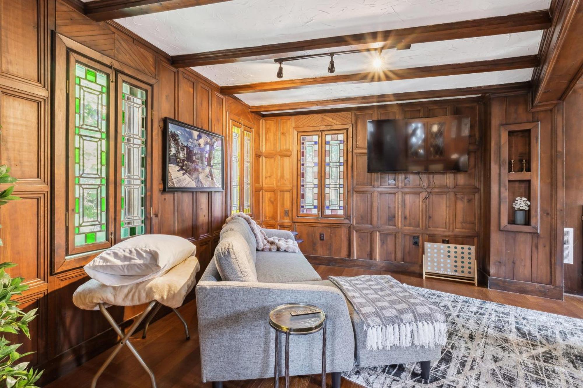 Enchanted Castle - Your Royal Getaway Awaits Cleveland Exteriör bild